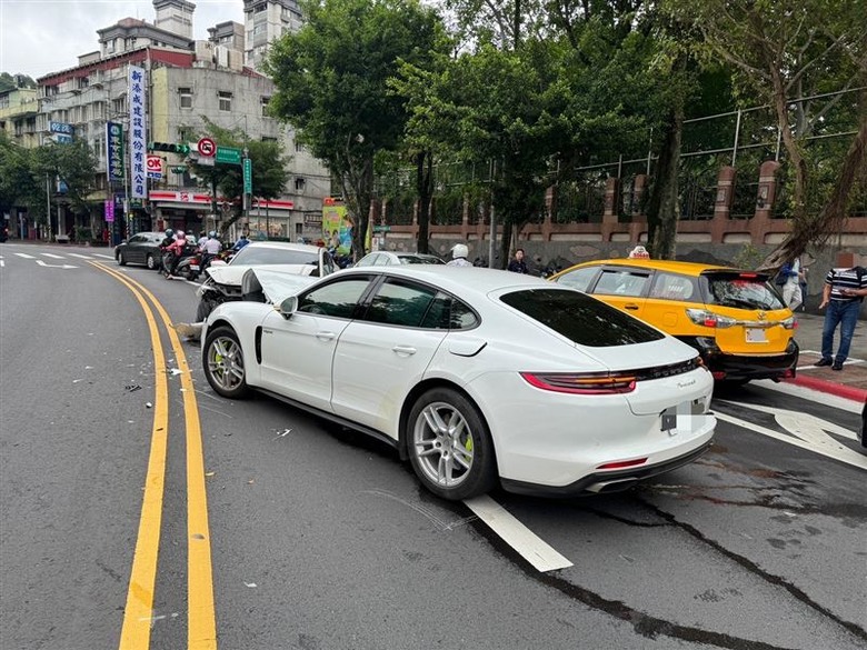 道路轉彎處對撞保時捷