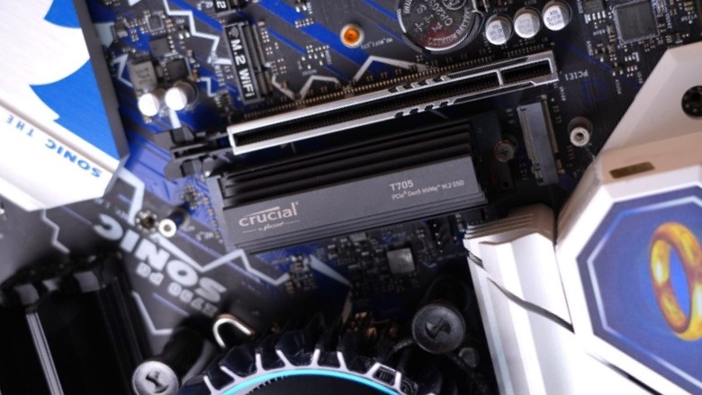 這就是 T0 級別的 SSD！Crucial T705 2TB PCIe Gen5 NVMe M.2 SSD with heatsink