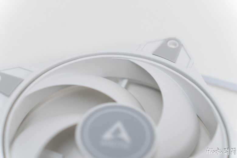 [開箱] Arctic P12 MAX白扇 白化與效能兼具之選