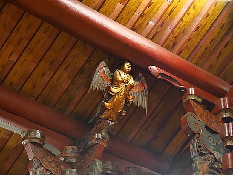 星巴克在新竹州圖書館、護城河旁的竹塹城迎曦門、赤子、關帝廟、火車站，還有新竹街市眾多文化資產 — 夜遊新竹市街老建築