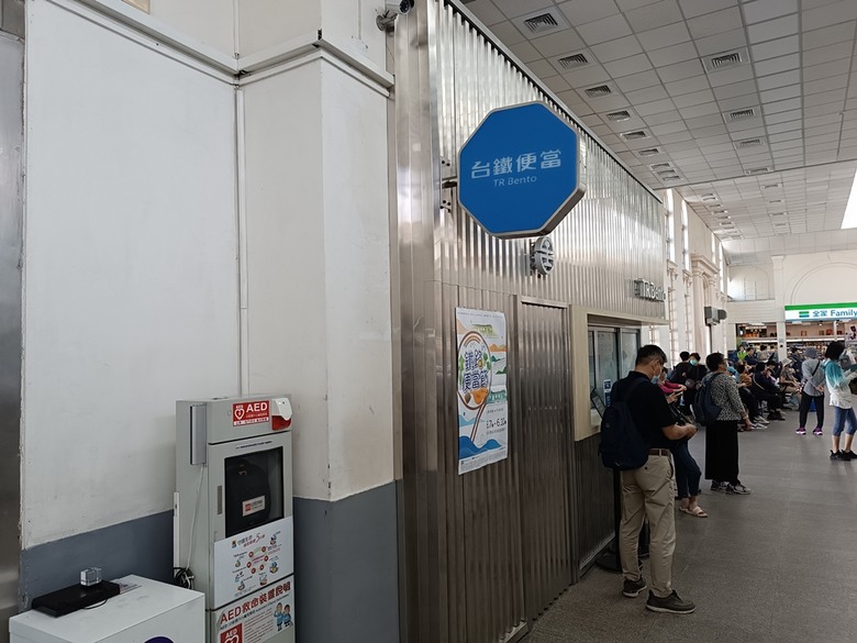 星巴克在新竹州圖書館、護城河旁的竹塹城迎曦門、赤子、關帝廟、火車站,還有新竹街市眾多文化資產 — 夜遊新竹市街老建築