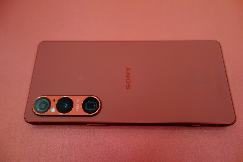 Xperia 1 VI スカーレット(緋紅) 開封