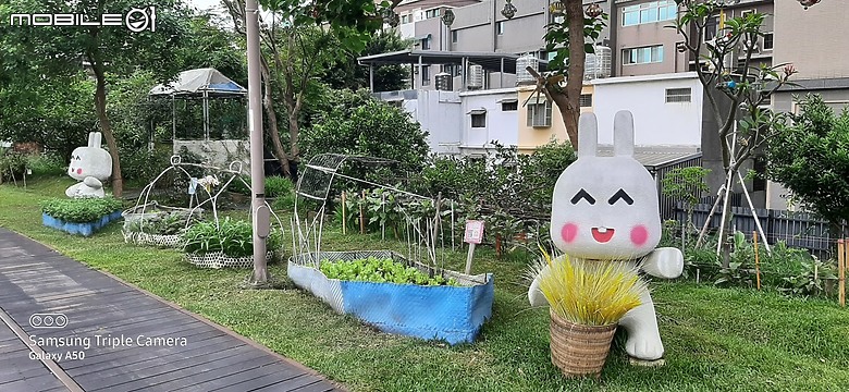 黃仁勳又來台…逛台北知名夜市!?我路過快閃回家開箱: Samsung PRO Plus 128GB記憶卡