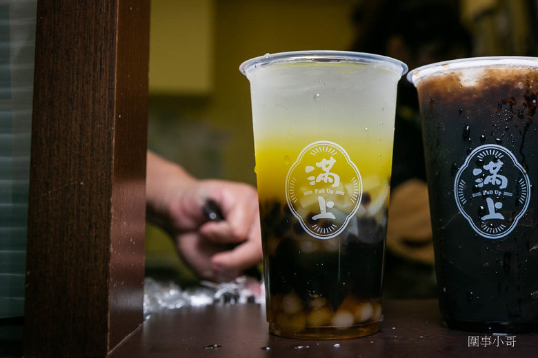 桃園龜山手搖飲-滿上仙草愛玉推出夏日限定版的泰式奶茶啦!香甜絲滑不來一杯嗎?或是試試招牌的百年仙草茶跟阿里山手作愛玉系列也不錯呢。(邀約