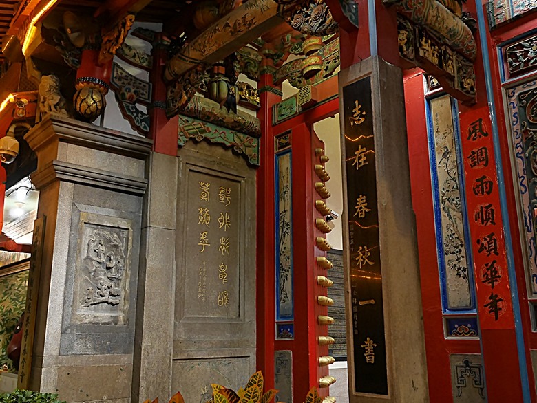 星巴克在新竹州圖書館、護城河旁的竹塹城迎曦門、赤子、關帝廟、火車站，還有新竹街市眾多文化資產 — 夜遊新竹市街老建築