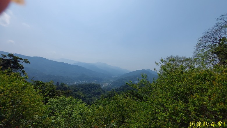 壯觀大岩壁,輕鬆健行獅山古道 獅頭山