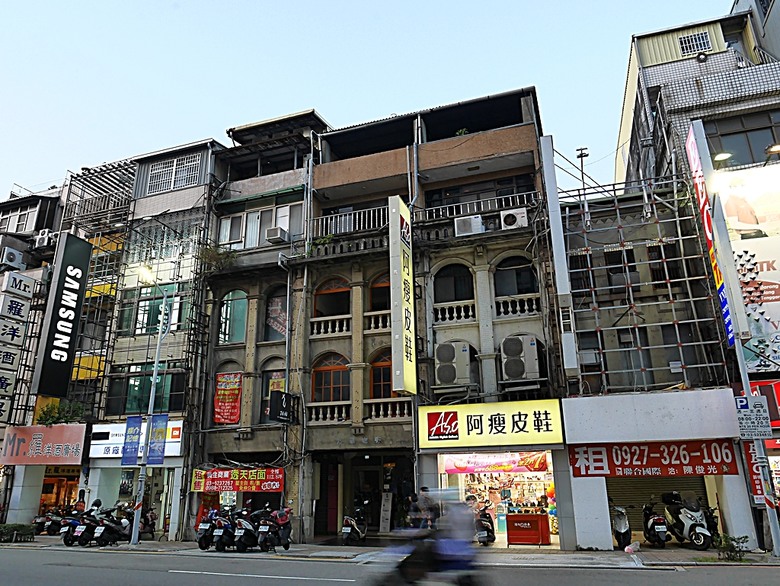 星巴克在新竹州圖書館、護城河旁的竹塹城迎曦門、赤子、關帝廟、火車站,還有新竹街市眾多文化資產 — 夜遊新竹市街老建築