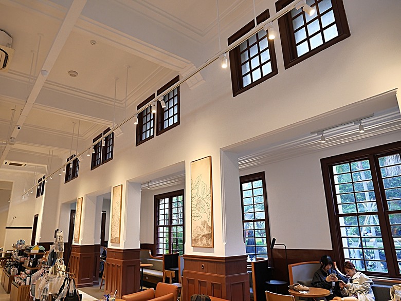 星巴克在新竹州圖書館、護城河旁的竹塹城迎曦門、赤子、關帝廟、火車站,還有新竹街市眾多文化資產 — 夜遊新竹市街老建築