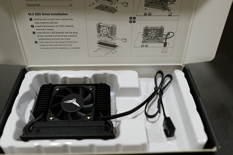 點我看大圖 暴力狂降29度!!!! 開箱!高效能SSD散熱器 T-FORCE DARK AirFlow I SSD 散熱器。