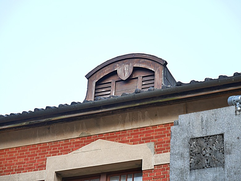 星巴克在新竹州圖書館、護城河旁的竹塹城迎曦門、赤子、關帝廟、火車站，還有新竹街市眾多文化資產 — 夜遊新竹市街老建築