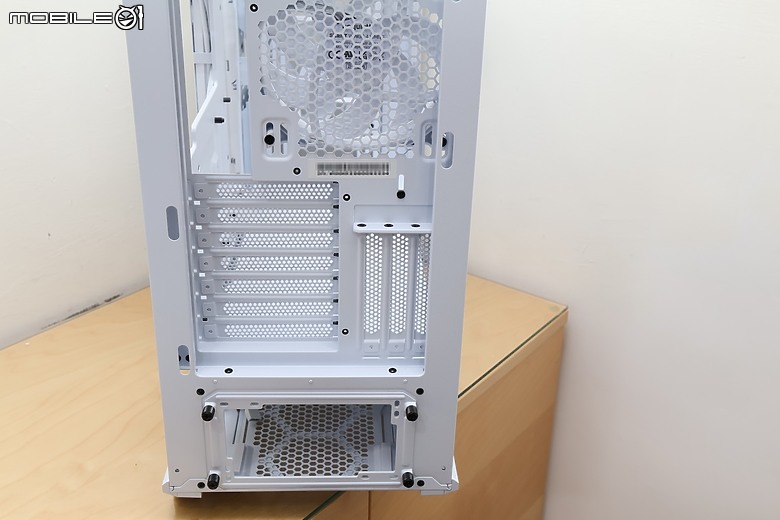 寬敞大空間高質感兼具靜音 be quiet! DARK BASE 701 白色版