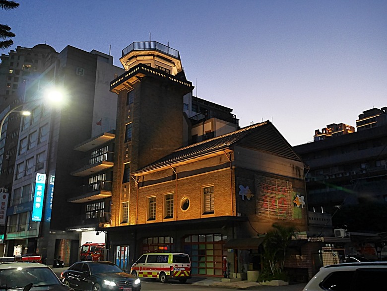 星巴克在新竹州圖書館、護城河旁的竹塹城迎曦門、赤子、關帝廟、火車站,還有新竹街市眾多文化資產 — 夜遊新竹市街老建築