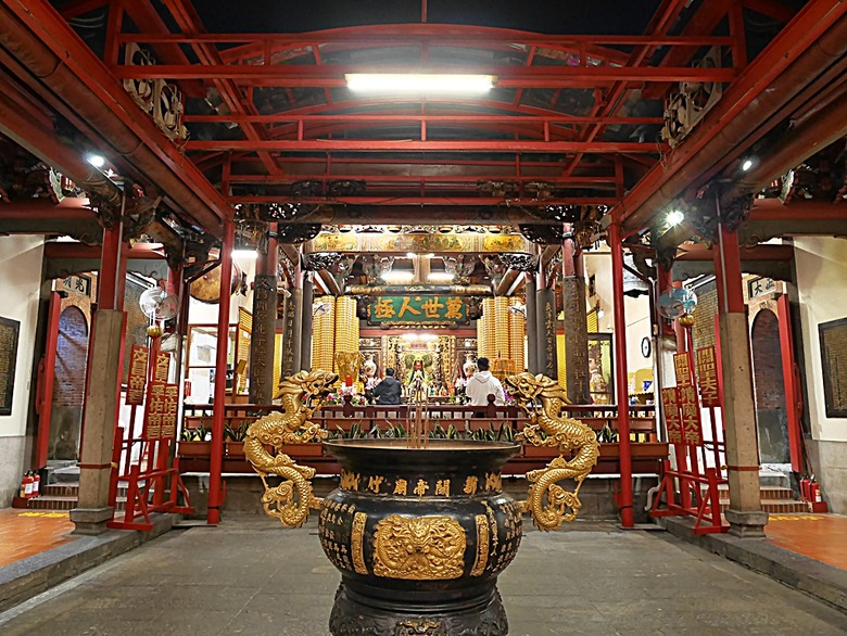 星巴克在新竹州圖書館、護城河旁的竹塹城迎曦門、赤子、關帝廟、火車站,還有新竹街市眾多文化資產 — 夜遊新竹市街老建築
