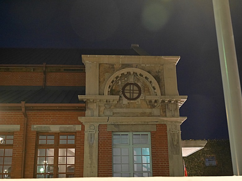 星巴克在新竹州圖書館、護城河旁的竹塹城迎曦門、赤子、關帝廟、火車站,還有新竹街市眾多文化資產 — 夜遊新竹市街老建築