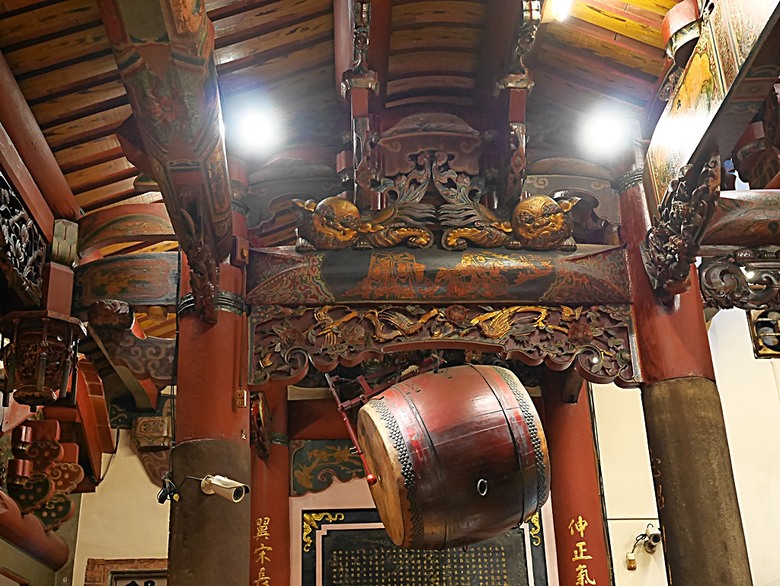 星巴克在新竹州圖書館、護城河旁的竹塹城迎曦門、赤子、關帝廟、火車站，還有新竹街市眾多文化資產 — 夜遊新竹市街老建築