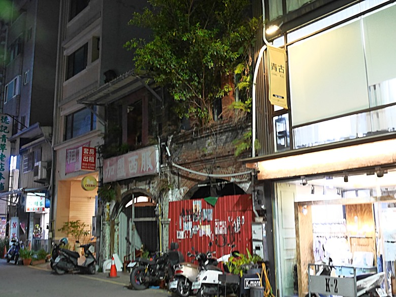 星巴克在新竹州圖書館、護城河旁的竹塹城迎曦門、赤子、關帝廟、火車站,還有新竹街市眾多文化資產 — 夜遊新竹市街老建築
