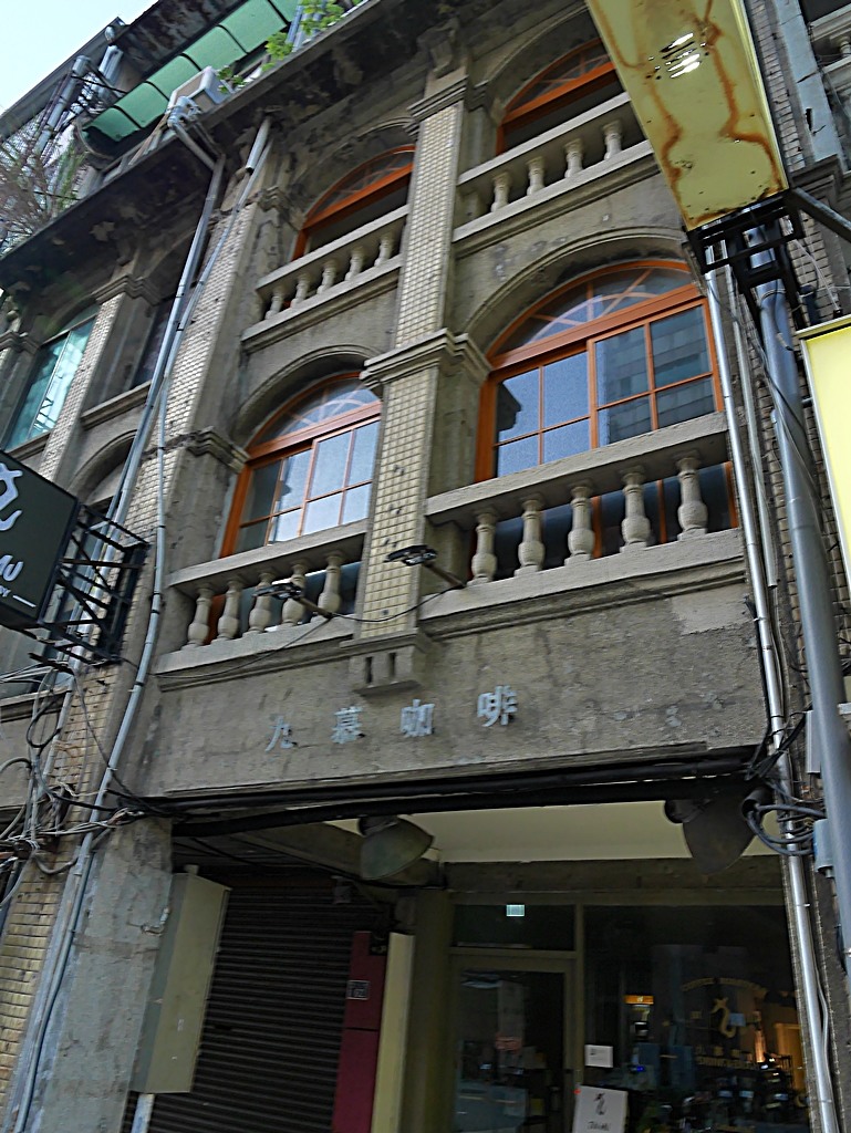 星巴克在新竹州圖書館、護城河旁的竹塹城迎曦門、赤子、關帝廟、火車站,還有新竹街市眾多文化資產 — 夜遊新竹市街老建築