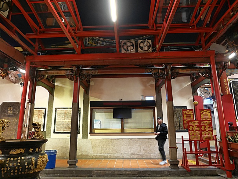星巴克在新竹州圖書館、護城河旁的竹塹城迎曦門、赤子、關帝廟、火車站，還有新竹街市眾多文化資產 — 夜遊新竹市街老建築