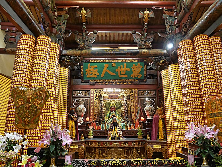 星巴克在新竹州圖書館、護城河旁的竹塹城迎曦門、赤子、關帝廟、火車站,還有新竹街市眾多文化資產 — 夜遊新竹市街老建築
