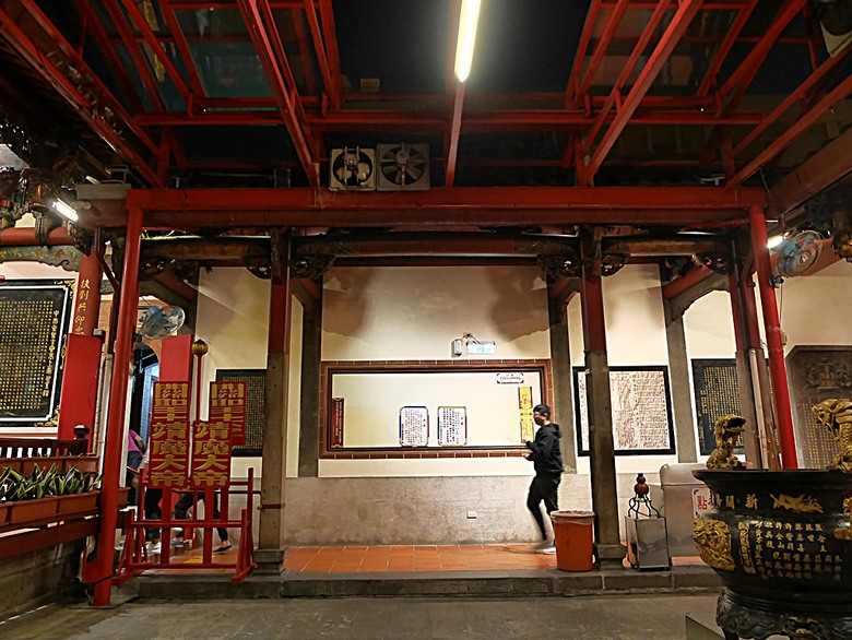 星巴克在新竹州圖書館、護城河旁的竹塹城迎曦門、赤子、關帝廟、火車站，還有新竹街市眾多文化資產 — 夜遊新竹市街老建築