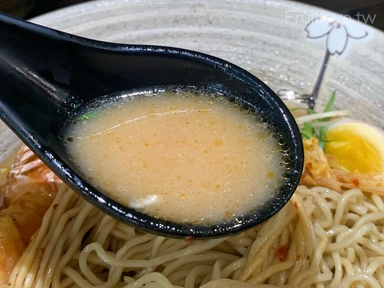 好吃拉麵，湯濃味美，份量十足，內用還可以免費加麵