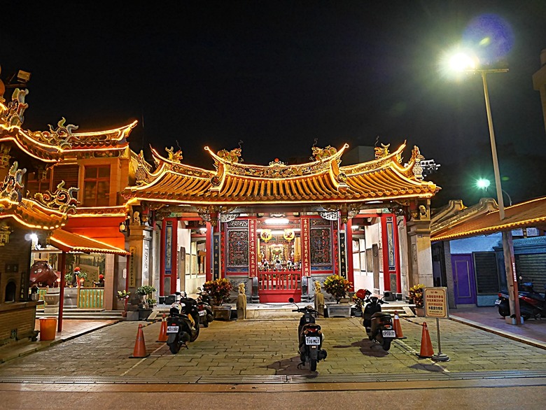 星巴克在新竹州圖書館、護城河旁的竹塹城迎曦門、赤子、關帝廟、火車站,還有新竹街市眾多文化資產 — 夜遊新竹市街老建築
