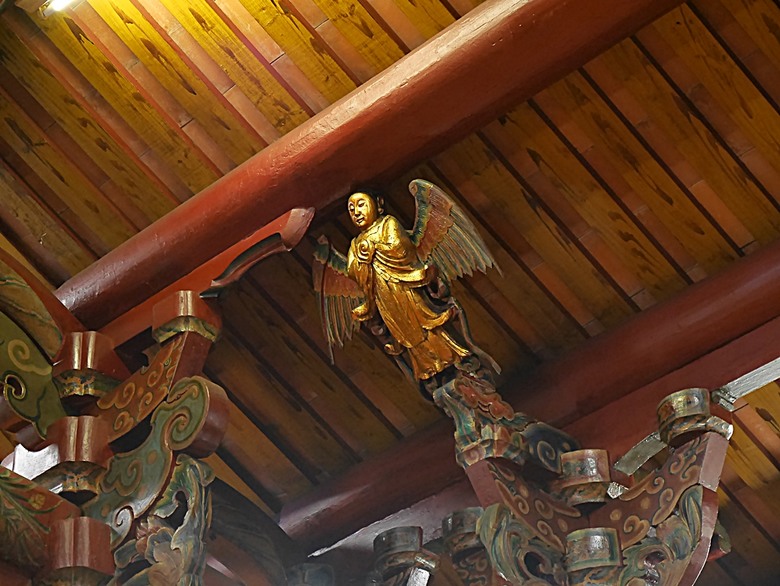 星巴克在新竹州圖書館、護城河旁的竹塹城迎曦門、赤子、關帝廟、火車站，還有新竹街市眾多文化資產 — 夜遊新竹市街老建築