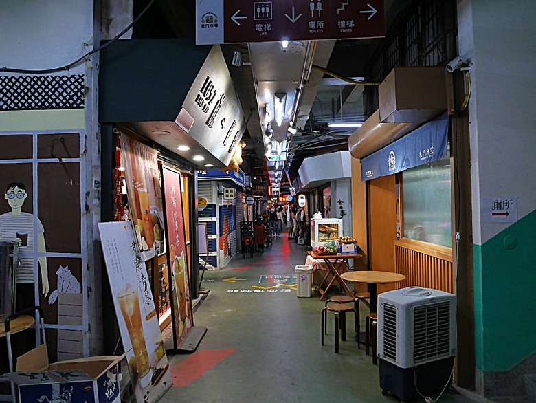 星巴克在新竹州圖書館、護城河旁的竹塹城迎曦門、赤子、關帝廟、火車站,還有新竹街市眾多文化資產 — 夜遊新竹市街老建築