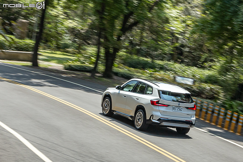 BMW iX1 xDrive30 xLine 試駕|讓人感覺直上純電也值得的車系販售主力!