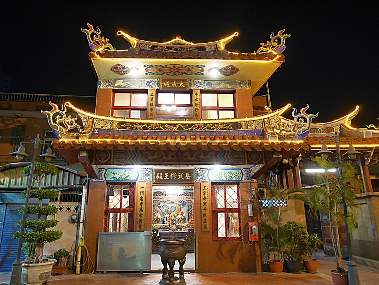 星巴克在新竹州圖書館、護城河旁的竹塹城迎曦門、赤子、關帝廟、火車站,還有新竹街市眾多文化資產 — 夜遊新竹市街老建築
