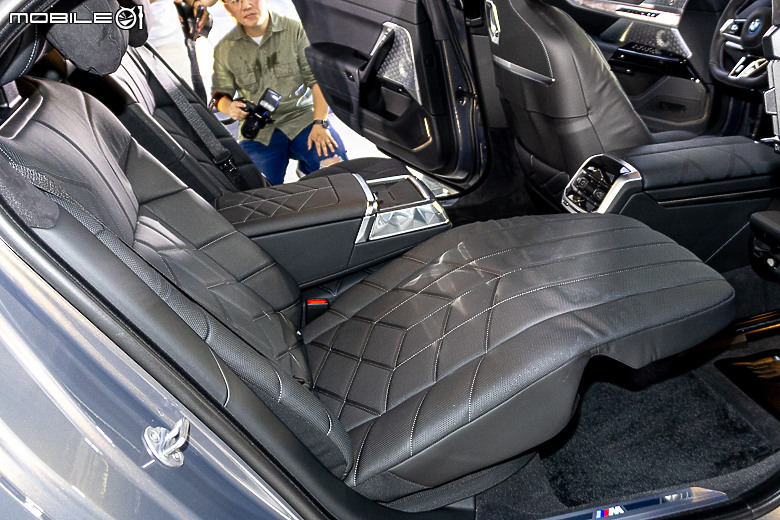 【採訪】BMW「i7 M70 xDrive」888 萬元上市 ,659hp、3.7 秒破百的超狂電動旗艦國內首度亮相!