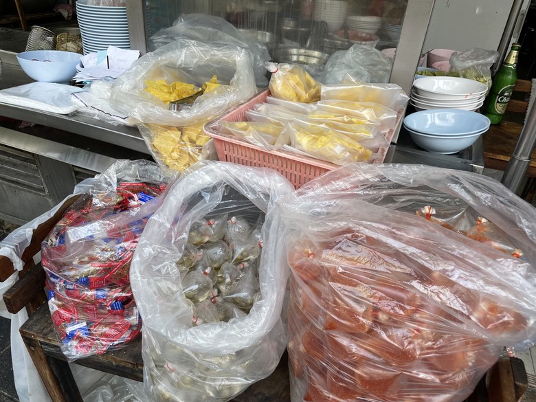 點我看大圖 曼谷龍魚丸 Laem Fish Ball | 日賣 700 碗的泰式米粉湯 | 店家湯頭秘方公開