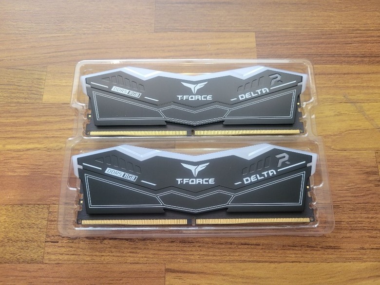 記憶體界的隱型戰鬥機 開箱十銓TeamGroup DELTA 炫光 RGB DDR5