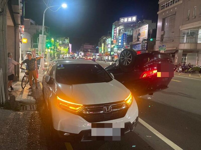 開著開著，自撞烏龜翻