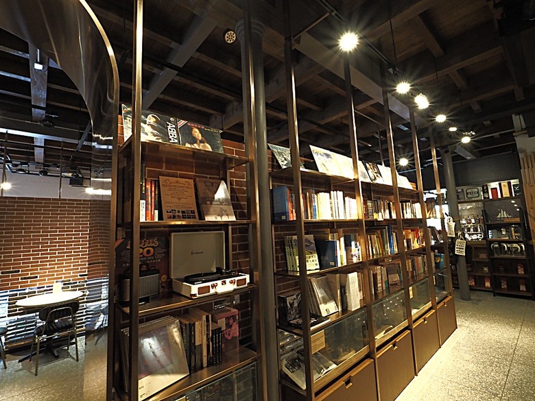 臺北府城北門、臺北郵局、撫臺街洋樓、博愛路街屋、三井舊倉庫、鐵道部廳舍與臺北工場 — 臺北建城140年登北門城樓與集章活動 & 週邊歷史景點巡禮