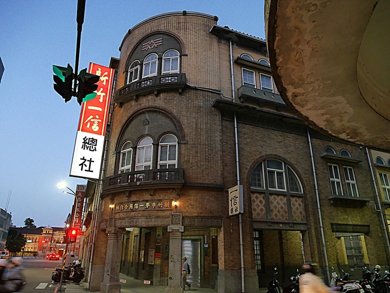 星巴克在新竹州圖書館、護城河旁的竹塹城迎曦門、赤子、關帝廟、火車站,還有新竹街市眾多文化資產 — 夜遊新竹市街老建築