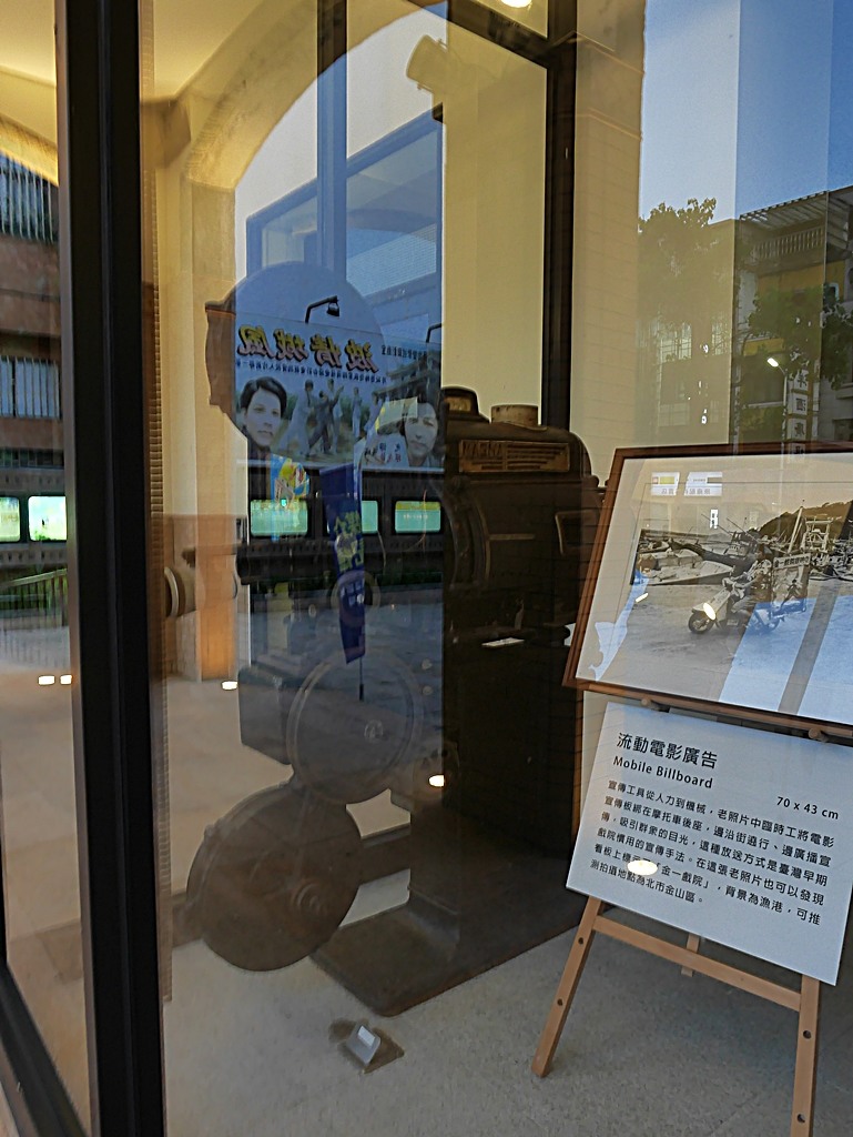 星巴克在新竹州圖書館、護城河旁的竹塹城迎曦門、赤子、關帝廟、火車站，還有新竹街市眾多文化資產 — 夜遊新竹市街老建築