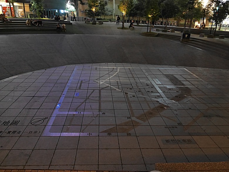 星巴克在新竹州圖書館、護城河旁的竹塹城迎曦門、赤子、關帝廟、火車站,還有新竹街市眾多文化資產 — 夜遊新竹市街老建築