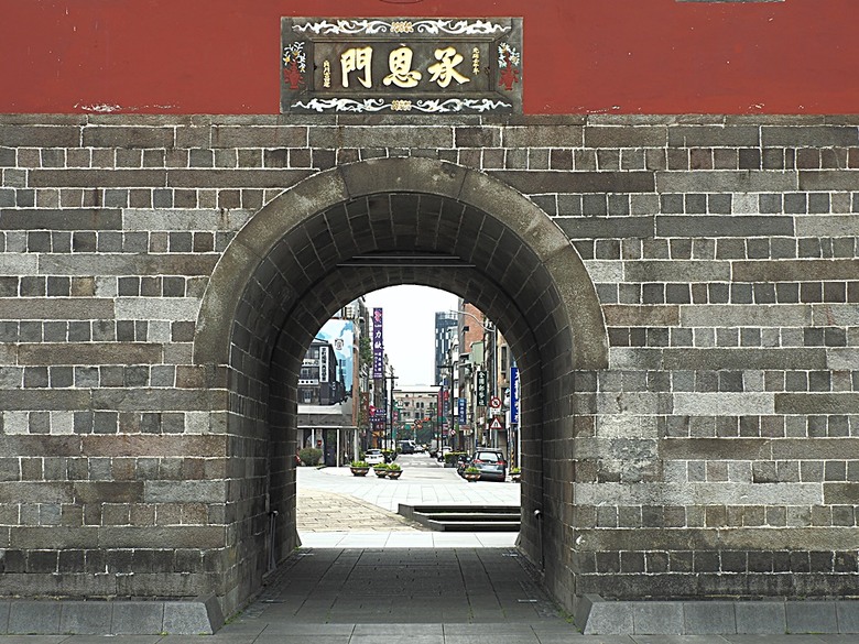 臺北府城北門、臺北郵局、撫臺街洋樓、博愛路街屋、三井舊倉庫、鐵道部廳舍與臺北工場 — 臺北建城140年登北門城樓與集章活動 & 週邊歷史景點巡禮