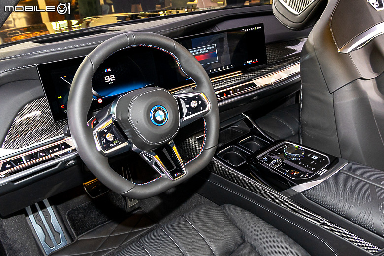 【採訪】BMW「i7 M70 xDrive」888 萬元上市 ,659hp、3.7 秒破百的超狂電動旗艦國內首度亮相!