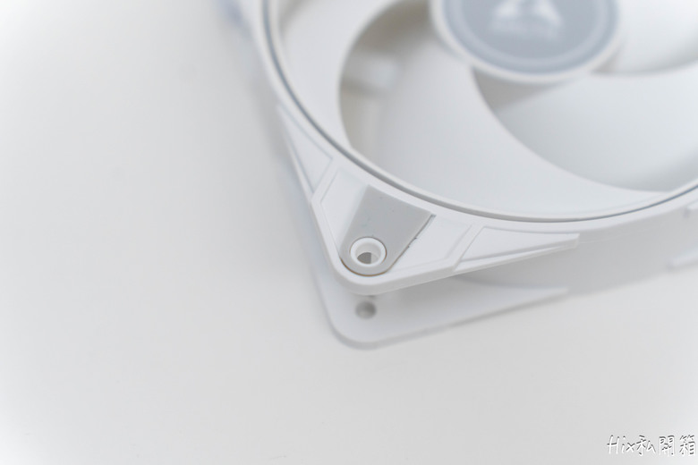 [開箱] Arctic P12 MAX白扇 白化與效能兼具之選