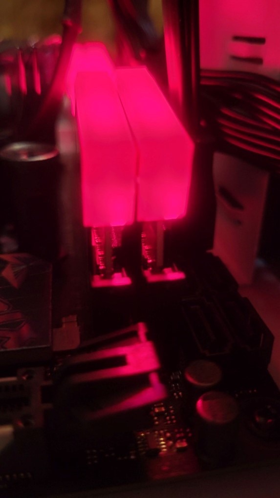 記憶體界的隱型戰鬥機 開箱十銓TeamGroup DELTA 炫光 RGB DDR5