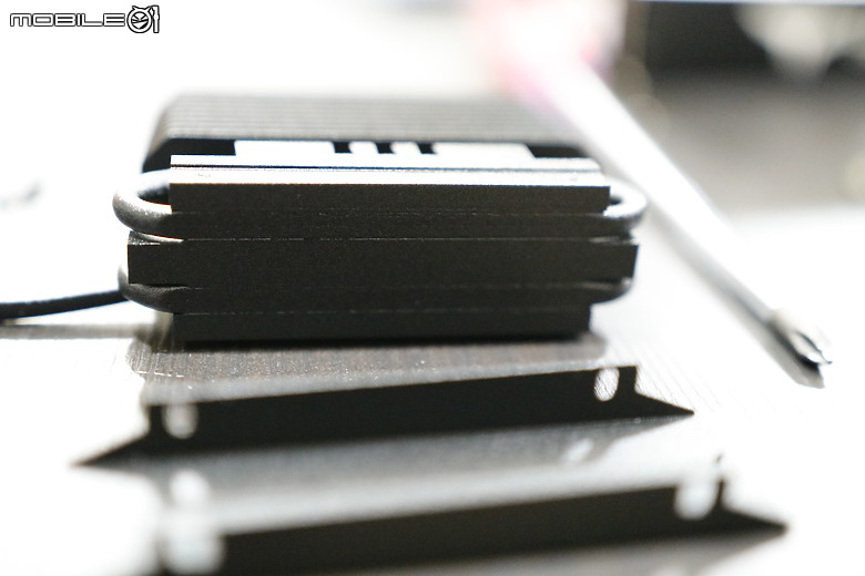 點我看大圖 暴力狂降29度!!!! 開箱!高效能SSD散熱器 T-FORCE DARK AirFlow I SSD 散熱器。
