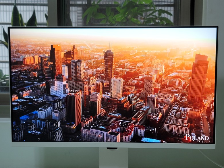 小房間視聽神器 LG 32SR83U智慧螢幕開箱