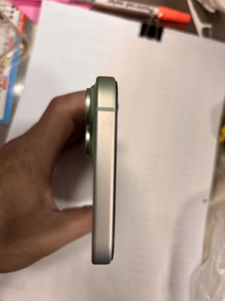 10月買的iPhone 15plus 退色了