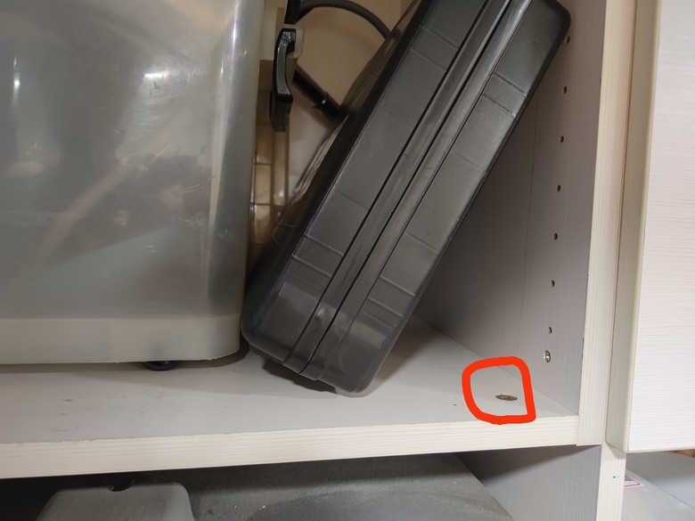請問系統櫃的底板如何調高？
