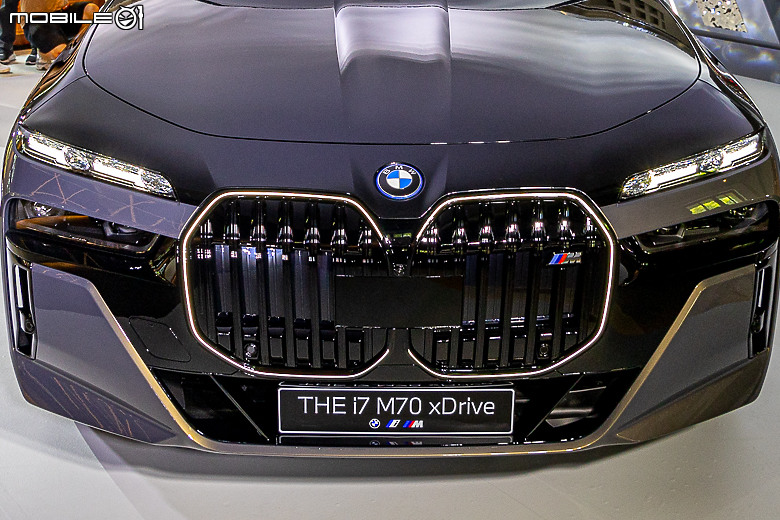 【採訪】BMW「i7 M70 xDrive」888 萬元上市 ,659hp、3.7 秒破百的超狂電動旗艦國內首度亮相!