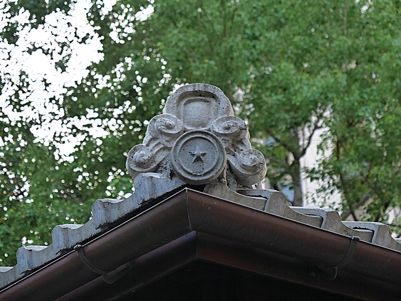 星巴克在新竹州圖書館、護城河旁的竹塹城迎曦門、赤子、關帝廟、火車站,還有新竹街市眾多文化資產 — 夜遊新竹市街老建築