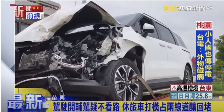 點我看大圖 自撞工程車的車禍也太多!自動駕駛要揹鍋?