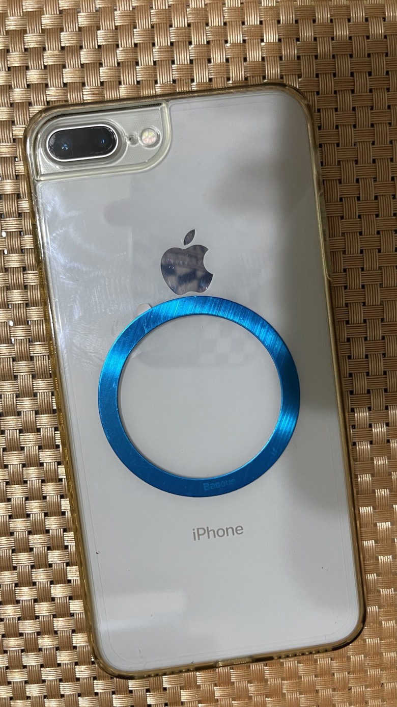 ［請教］I phone 8+磁吸充電的位置